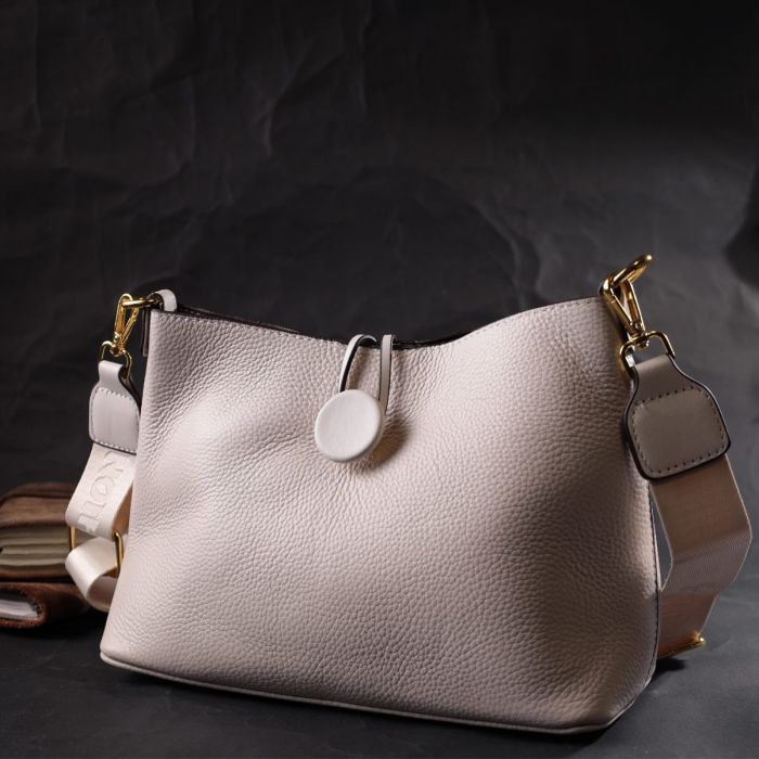 Кожаная женская сумка с оригинальной застежкой пуговкой Vintage 22321 Белая