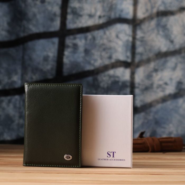 Практичная обложка на паспорт универсального формата из натуральной кожи ST Leather 23081 Зеленый