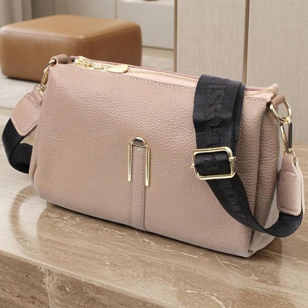 Кожаная женская сумка с металлическим украшением посередине Vintage 22609 Бежевая