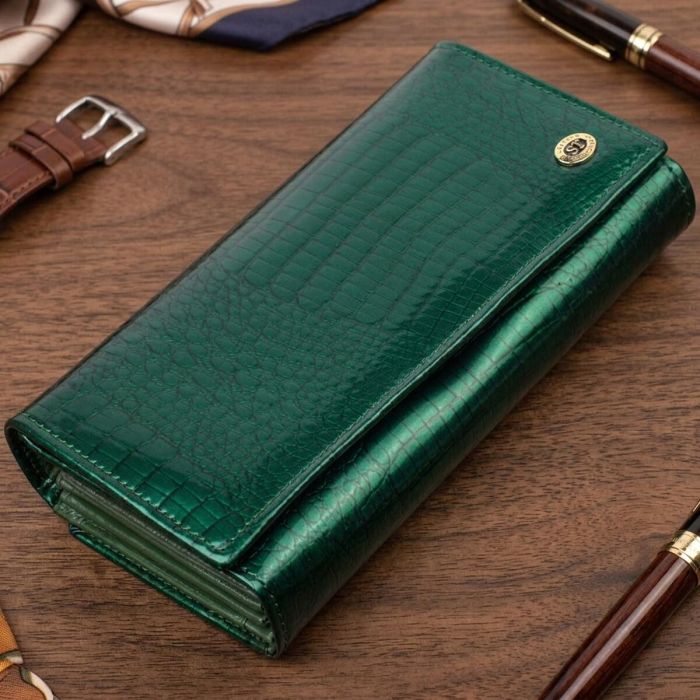 Лакированный женский кошелек с блоком для визиток из натуральной кожи ST Leather 19424 Зеленый